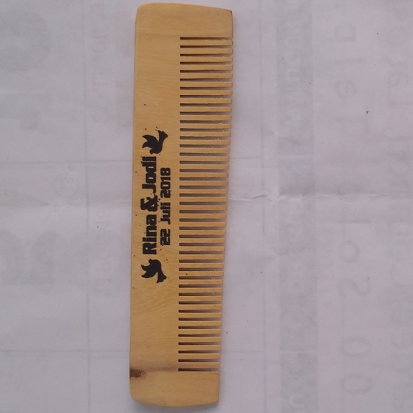 souvenir sisir kayu solo murah
