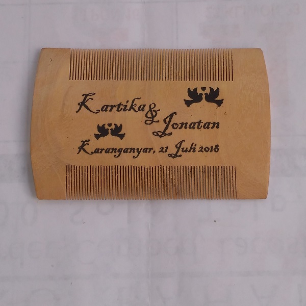 souvenir sisir kayu solo
